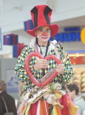 Walking-Act Stelzenclown Peppino Ballonkuenstler Luftballontiere Modellierballons